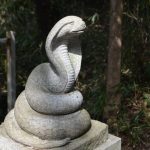 蛇の石像